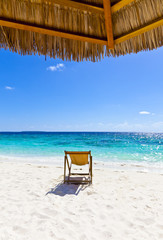 Schöner Maledivenstrand mit Klappstuhl