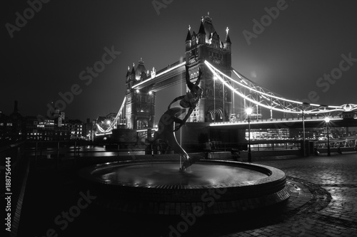 Obraz na płótnie Tower Bridge in black and white with dolphins statue
