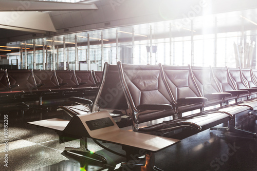 Zdjęcie XXL nowoczesny terminal lotniczy z czarnymi skórzanymi siedzeniami o zachodzie słońca.