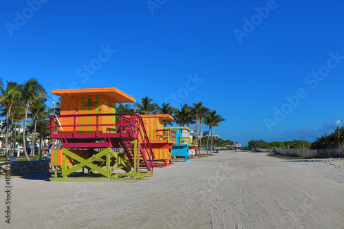 Zdjęcie XXL Stacje ratowników na Miami Beach na Florydzie wskazują na tętniący życiem styl art deco południowej plaży.