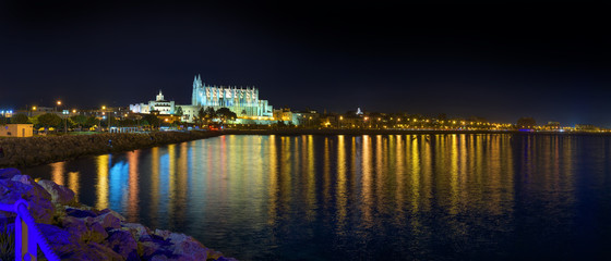 Palma de Mallorca bei Nacht