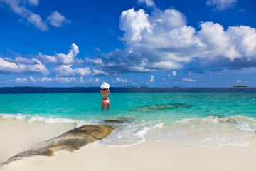 Schöner Maledivenstrand mit Model