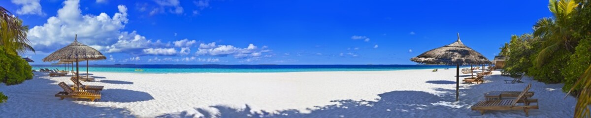 Schöner Maledivenstrand auf Reethi Beach im Panoramaformat