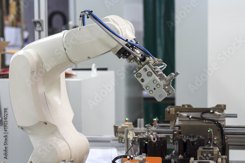 Plakat Koncepcja Factory 4.0: widok chwytaka na poręcznym ramieniu robota automatyki.