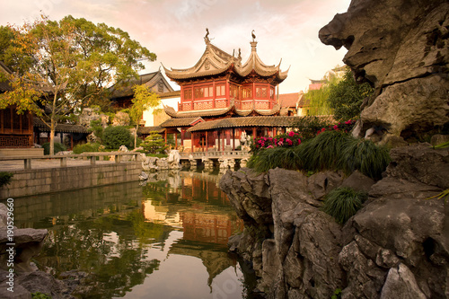 Plakat Pagoda w publicznych ogrodach Yuyuan Garden (Yu Garden), Stare Miasto, Szanghaj, Chiny, Azja