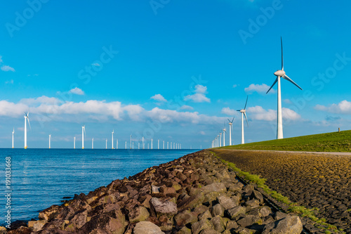 Zdjęcie XXL Offshore Windmill farm w oceanie Westermeerwind park, wiatraki odizolowane na morzu w piękny jasny dzień Holandia Flevoland Noordoostpolder