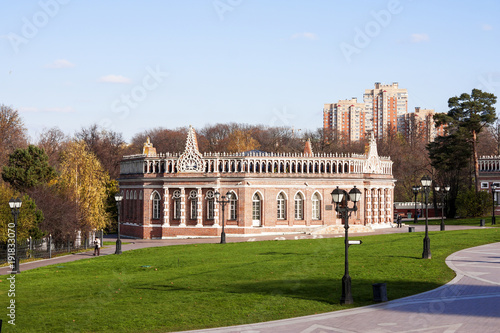 Plakat Budynek kawalerii №2, w stanie historycznym, architektonicznym, artystycznym i krajobrazowym - rezerwat muzealny Tsaritsyno. W Moskwie, Federacja Rosyjska.