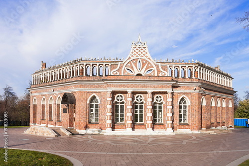 Plakat Budynek kawalerii №2, w stanie historycznym, architektonicznym, artystycznym i krajobrazowym - rezerwat muzealny Tsaritsyno. W Moskwie, Federacja Rosyjska.