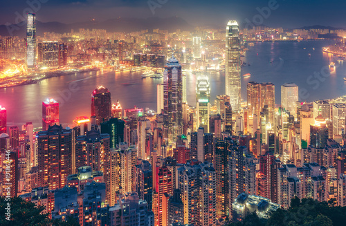 Zdjęcie XXL Sceniczny widok nad Hong Kong wyspą, Chiny, nocą. Wielokolorowe nighttime skyline z oświetlone drapacze chmur widziana z Victoria Peak
