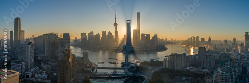 Plakat Szanghaj linia horyzontu i Huangpu rzeka przy wschodem słońca. Dystrykt Lujiazui. Panoramiczny widok z lotu ptaka.