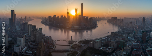 Plakat Panoramiczny widok z lotu ptaka Szanghaj linia horyzontu przy wschodem słońca. Lujiazui Financial District. Chiny.