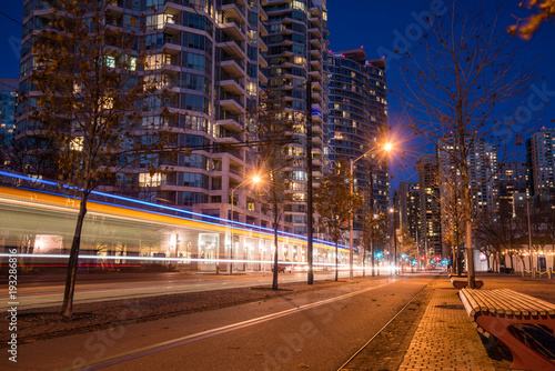 Zdjęcie XXL Nocny widok opuszczonej uliczki rowerowej z lekkim szlakiem w lewo przez tramwaj przechodzący obok w centrum Toronto