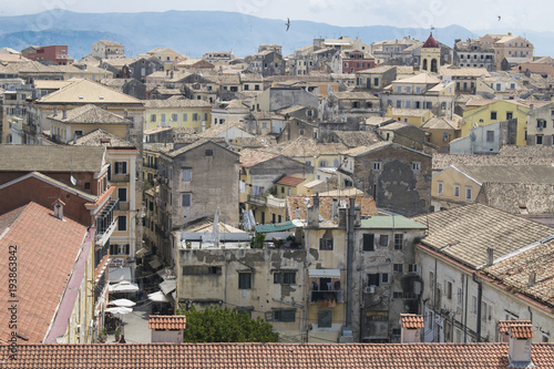 Zdjęcie XXL Widok na miasto Korfu lub Kerkyra z Nowej Fortecy. Skyline typowych domów starego miasta. Atrakcja turystyczna i popularny cel na wakacje. Słoneczny dzień na początku czerwca. arkhitiektura zodchiestvo