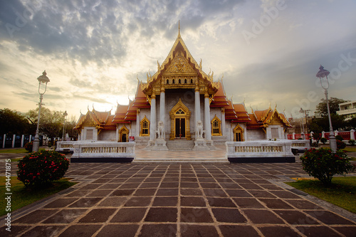 Zdjęcie XXL Marmurowa świątynia Wat Benchamabophit w zmierzchu Bangkok, Tajlandia.