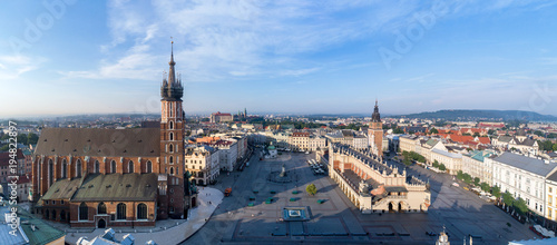 Zdjęcie XXL Powietrzna panorama Krakow stary miasto, Polska. Rynek Główny, stara hala sukiennic (Sukiennice), wieża ratuszowa, kościół Mariacki (Mariacki), odnowiony pomnik Mickiewicza i daleki widok na Wawel