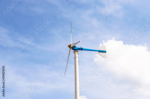 Zdjęcie XXL Turbina wiatrowa z błękitne niebo i chmury, energia odnawialna, wytwarzanie energii elektrycznej