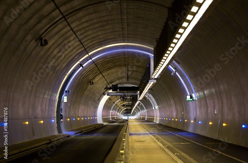 Plakat Pusty, nowoczesny tunel dla pieszych, rowerzystów i transportu publicznego. Lyon, Francja.
