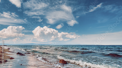 Zdjęcie XXL Krajobraz piasek i skalisty brzeg. Piękny chmurny seascape przy zmierzchem i zamazaną ruch wodą.