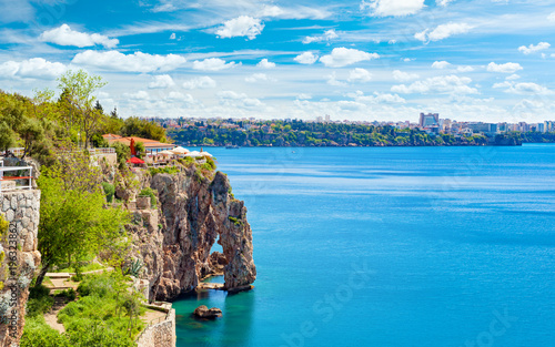 Plakat Skalisty brzeg, słoneczny dzień, niebieskie niebo i jasny morze w Antalya, Turcja