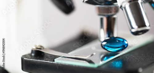 Plakat Mikroskop laboratoryjny. Tło badań naukowych i opieki zdrowotnej .. testy narkotyków rury