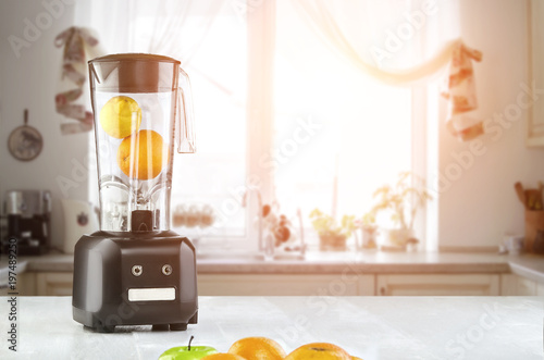 Fotoobraz na płótnie Elektryczny mikser do robienia soków owocowych lub smoothie. Rozbłysk słoneczny