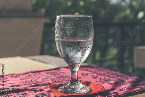 Fotoobraz na płótnie Szkło czysta woda na restauracja stole outdoors. Wyspa Bali.