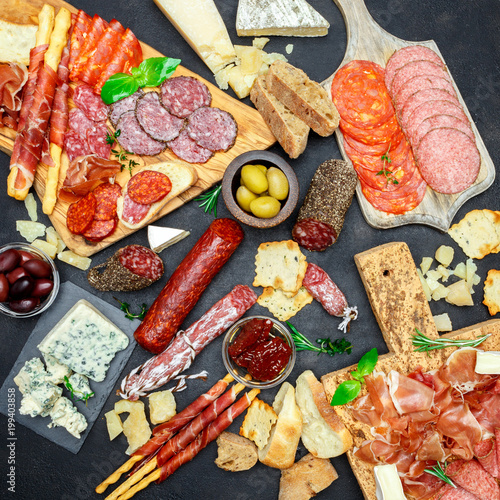 Plakat Zestaw przekąskę włoski mięsa zakąska. Salami, prosciutto, chleb, oliwki, kapary
