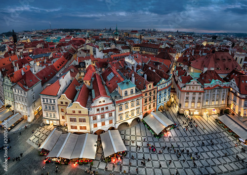 Plakat Powietrzny pejzaż miejski Praguge z kolorowymi budynkami na Starym rynku (Staromestske namesti) przy półmrokiem, Czechia