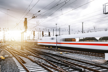 Zug durchquert Frankfurter Bahnhof 