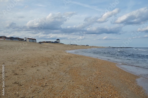Plakat Widok na plażę w Belmar, New Jersey, wzdłuż długiej plaży Jersey Shore na Oceanie Atlantyckim