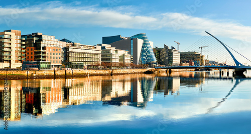 Zdjęcie XXL Nowożytni budynki i biura na Liffey rzece w Dublin na jaskrawym słonecznym dniu