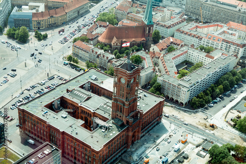 Zdjęcie XXL BERLIN, NIEMCY - 17 maja 2018: Widok z wieży telewizyjnej na zabytki miasta i czerwony ratusz
