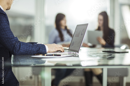 Фото: financial managers working on laptop with financial data at the workplace in a modern office financial managers working on laptop with financial data at the workplace in a modern office