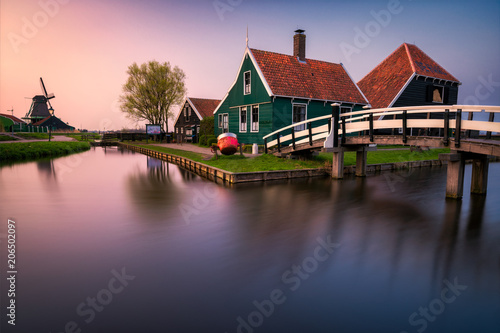 Plakat Zmierzch nad historycznymi domami i wiatraczkami Zaanse Schans w holandiach