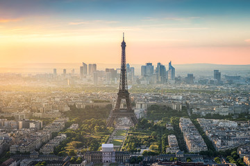 Paris Skyline mit Eiffelturm und La Defense bei Sonnenuntergang