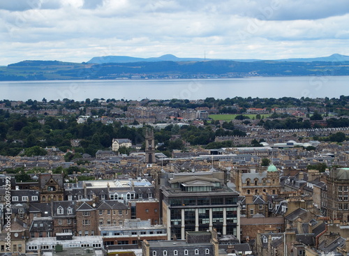 Plakat Wielki pejzażu miejskiego krajobraz europejski Edynburg miasto i Leith rzeka w Szkocja, UK przy letnim dniem na Sierpień 2016