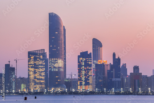 Zdjęcie XXL Wieżowce w godzinach wieczornych, Abu Dhabi, Zjednoczone Emiraty Arabskie