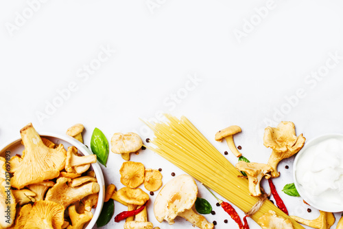 Фото: Ingredients for cooking pasta with mushrooms chanterelles in a creamy sauce, food background, top view Ingredients for cooking pasta with mushrooms chanterelles in a creamy sauce, food background, top view
