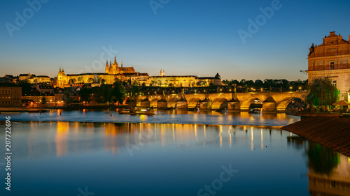 Plakat Panorama widok świętego Vitus katedra z Praga miasta linią horyzontu przy nocą w Praga, republika czech