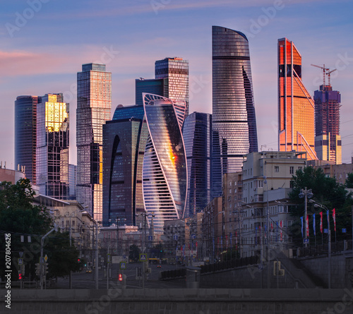 Plakat Widok z Moskwy, nowoczesne centrum Moskwy, od strony ulicy Dorogomilovskaya. Wschód słońca z bardzo delikatnie chmurami całującymi wczesnym porannym słońcem. Lato, Rosja.