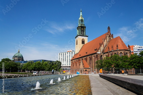 Zdjęcie XXL St. Marys Kościół, Marienkirche na Karl-Liebknecht-Strasse blisko Alexanderplatz w środkowym Berlin, Niemcy