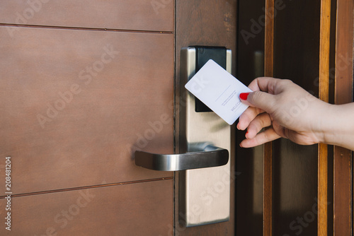 Zdjęcie XXL Młoda kobieta otwarcia pokoju hotelowego elektroniczny zamek z kluczem karty
