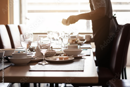 Zdjęcie XXL Opróżnia brudnych szkła i talerze na łomotanie stole w restauraci