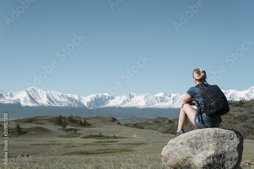 Фото: successful woman backpacker enjoy the view on mountain peak. successful woman backpacker enjoy the view on mountain peak.