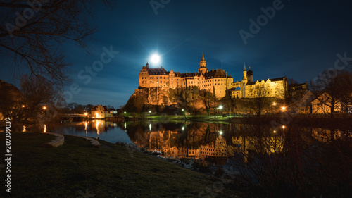 Plakat Hohenzollernschloss w Sigmaringen znajduje się bezpośrednio nad Dunajem, księżyc w pełni przy zamku oświetlał okolicę.