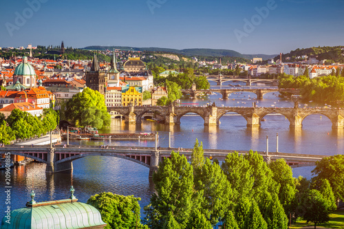 Plakat Sceniczny wiosna zmierzchu widok z lotu ptaka Stara Grodzka molo architektura i Charles most nad Vltava rzeką w Praga, republika czech
