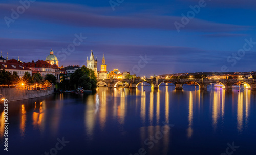 Plakat Widok na rzekę Vltava i Most Karola o zmierzchu, Praga, Czechy, Republika, Europa