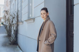 elegante frau geht aus ihrem haus auf die straße