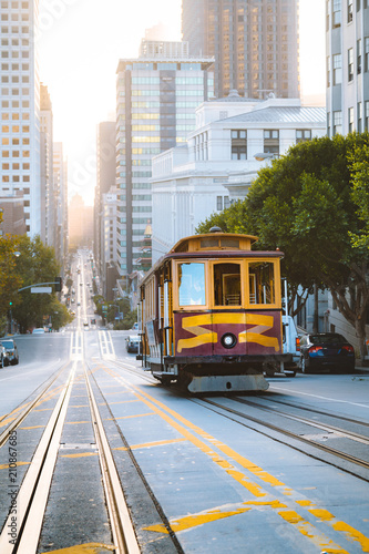 Zdjęcie XXL Historyczny San Fransisco wagonu kolei linowej na Kalifornia ulicie przy wschodem słońca, Kalifornia, usa