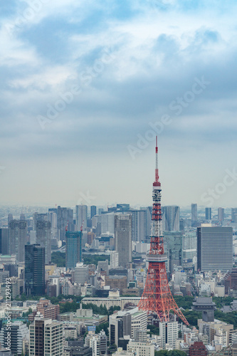 Plakat TOKIO, Japonia - 21 czerwca 2018: Tokyo Tower jest najwyższą na świecie, samonośną stalową wieżą w Tokio, Japonia